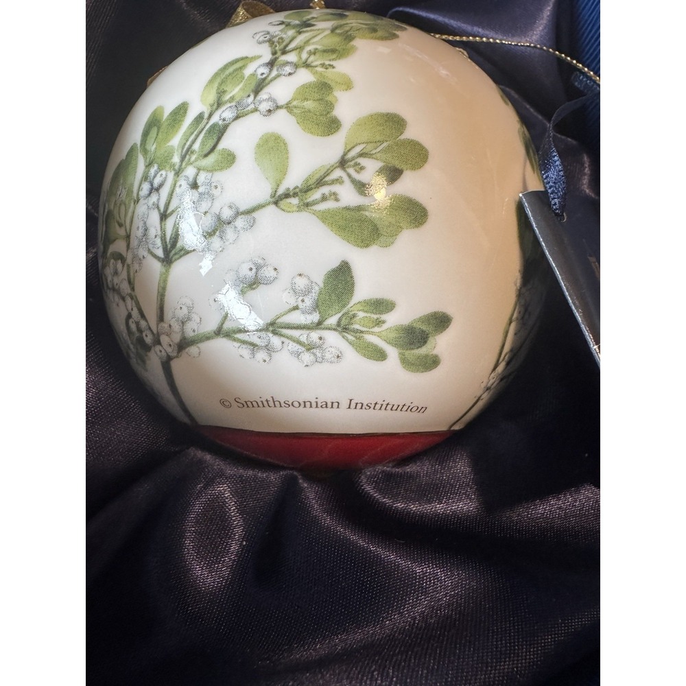 Goebel Smithsonian Collection‎ Mistletoe Porcelain Christmas Ball Ornament Boxed